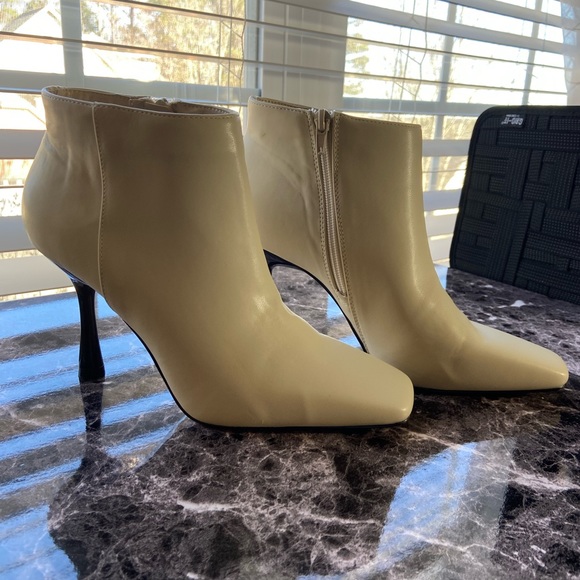 M6 Lexey Bootie Cream and Black flare Heel Never Worn Size 8 1/2M/ 39 - Picture 5 of 16